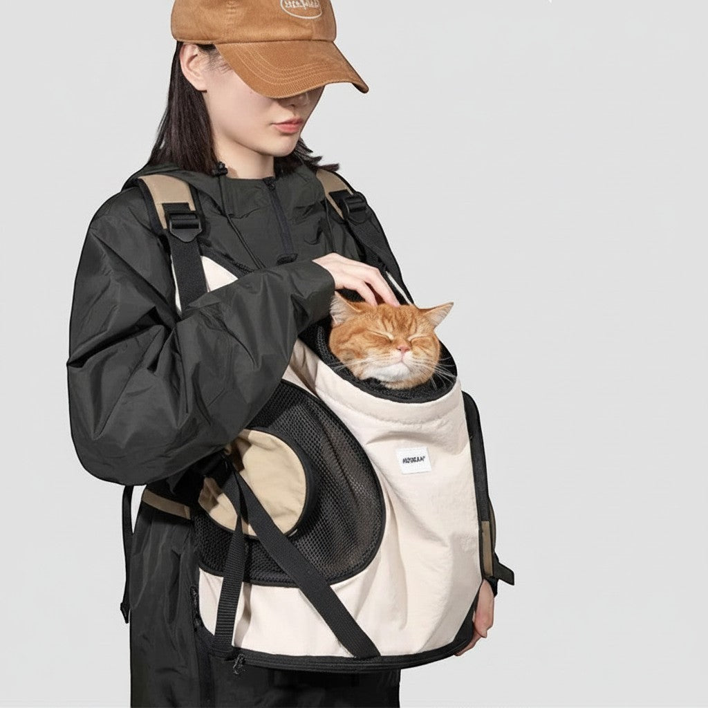 Sac de transport Esprit Chat pliable en nylon beige pour chat, porté en bandoulière par une femme