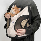 Sac de transport Esprit Chat pliable en nylon beige avec filet respirant pour chat, porté en bandoulière par une personne