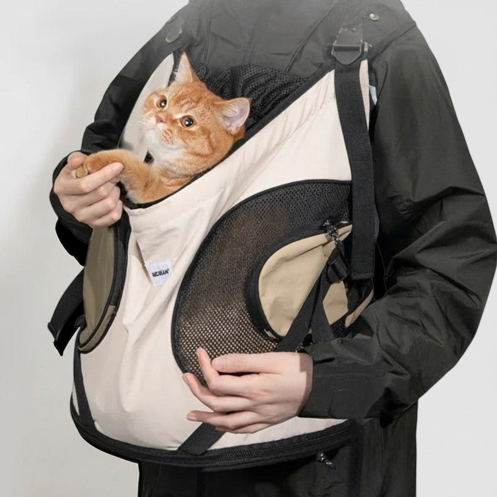 Sac de transport Esprit Chat pliable en nylon beige avec filet respirant pour chat, porté en bandoulière par une personne