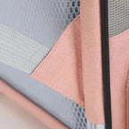 Gros plan sur les détails en tissu rose et filet gris du sac de transport pour chat Esprit Chat