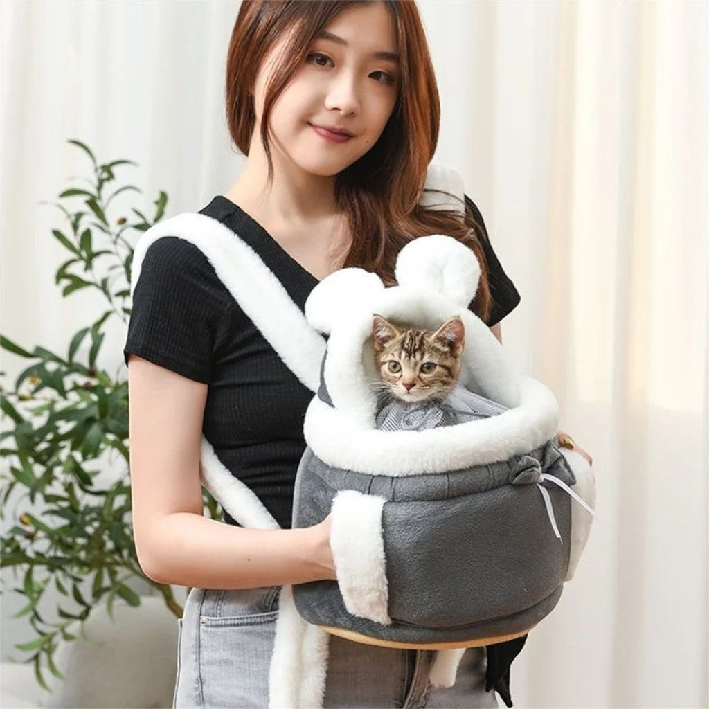 Femme portant un sac de transport ventral Esprit Chat en velours gris avec oreilles de lapin pour petit chat