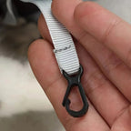Détail de la sangle grise et du mousqueton noir du sac de transport pour chat Esprit Chat