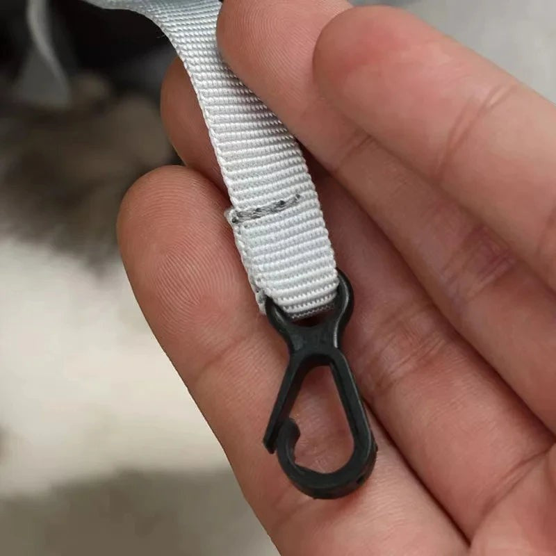 Détail de la sangle grise et du mousqueton noir du sac de transport pour chat Esprit Chat