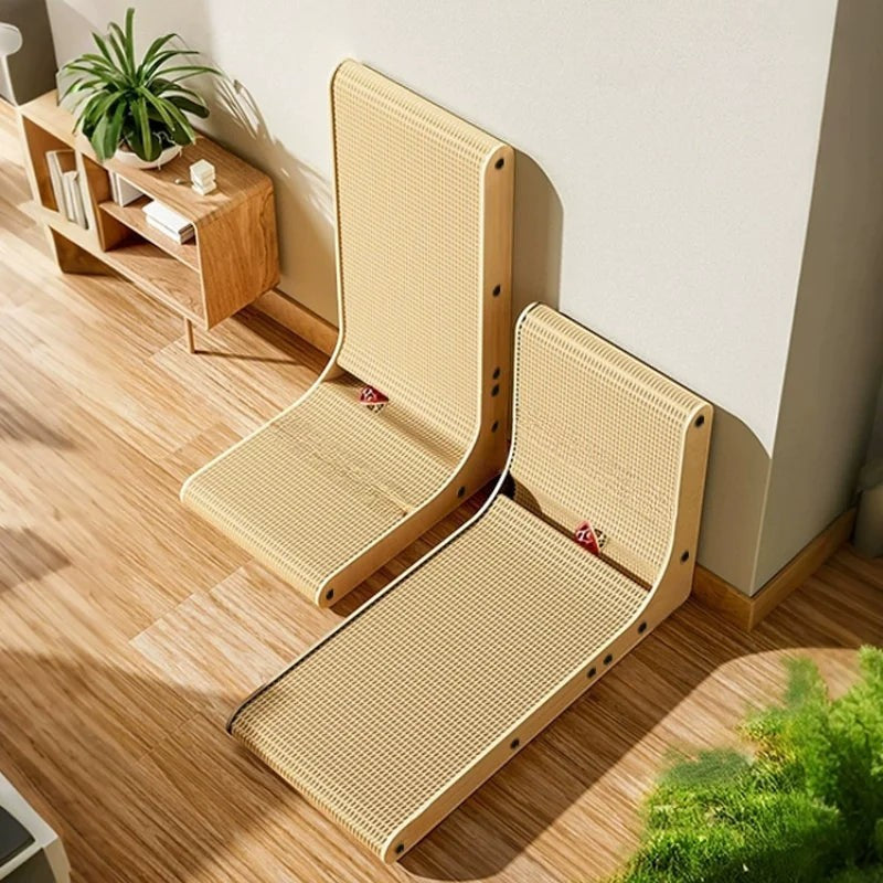 Siège griffoir pour chat Esprit Chat en bois clair, design ergonomique à deux niveaux pour griffer et se reposer.