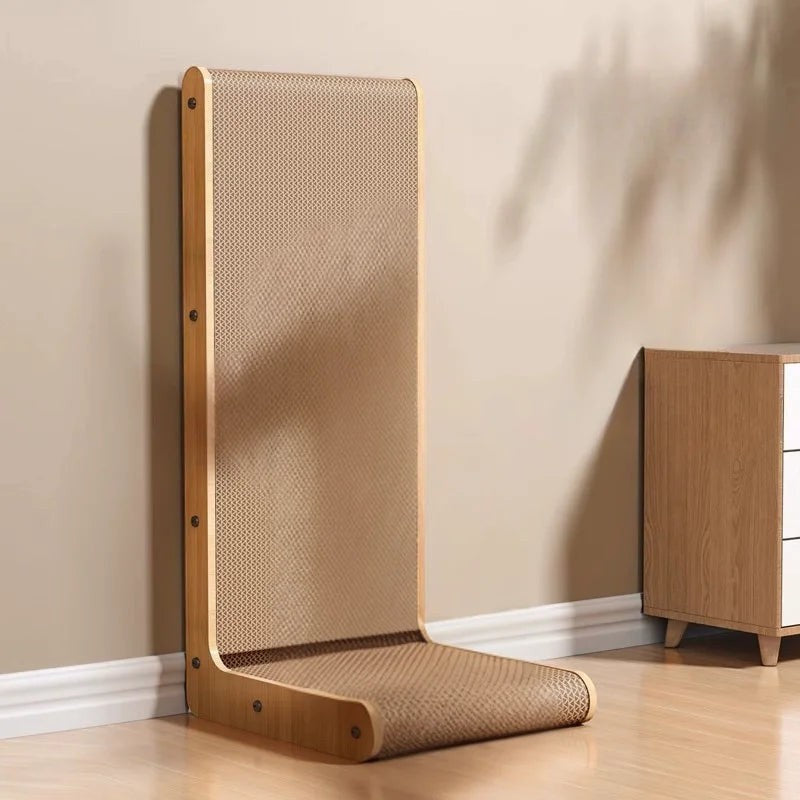 Siège griffoir pour chat Esprit Chat en bois avec surface à griffer verticale et horizontale, design moderne.