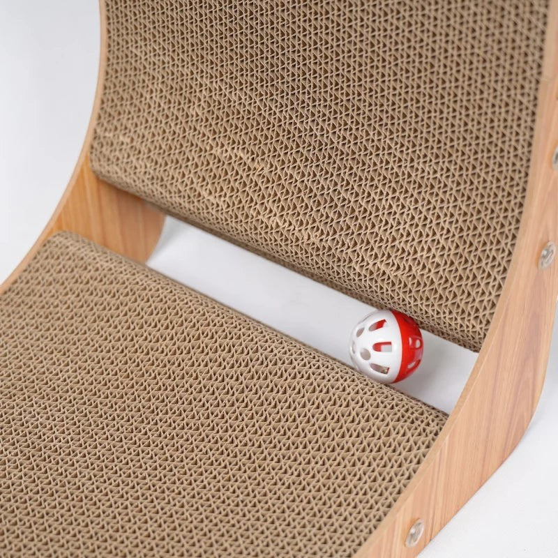Siège griffoir Esprit Chat à deux niveaux en carton ondulé avec structure en bois et balle de jeu intégrée