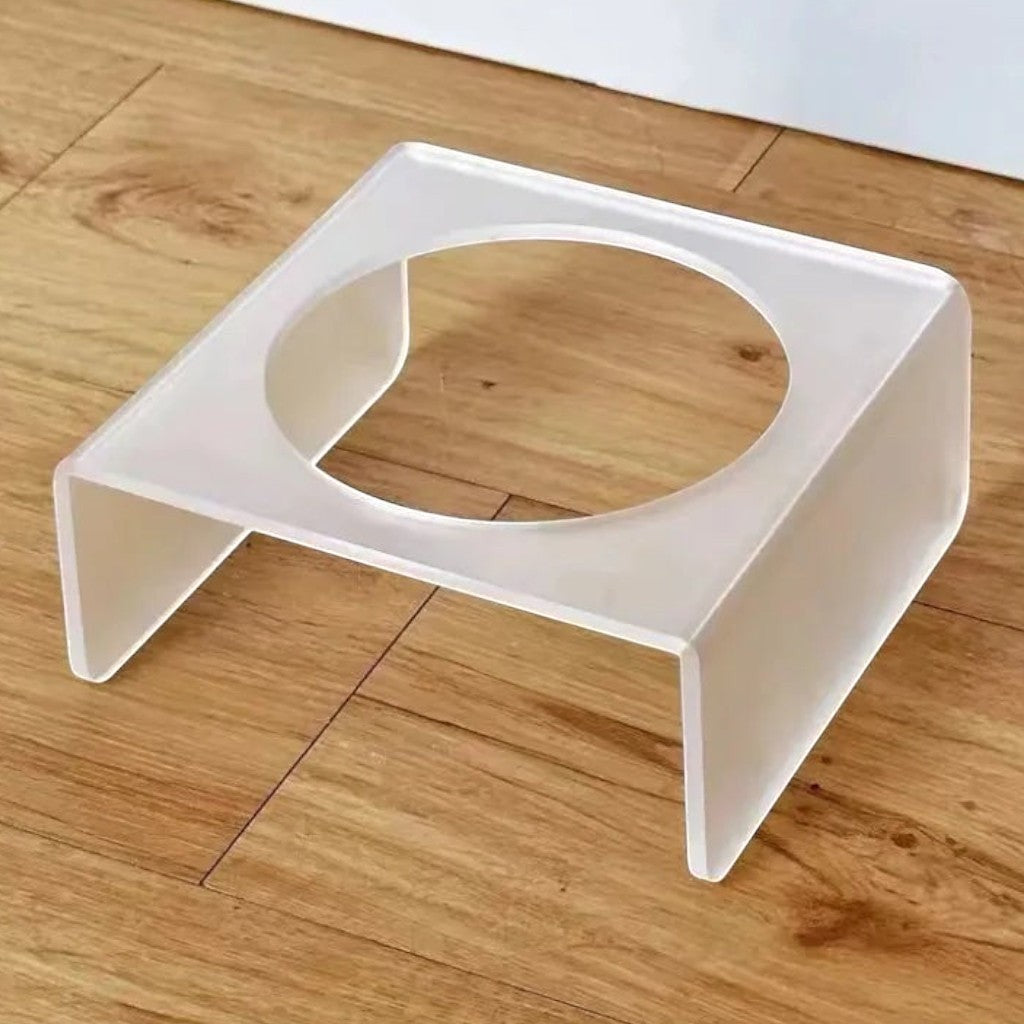 Support de gamelle pour chat Esprit Chat en acrylique transparent au design moderne et épuré sur sol en bois