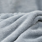 Gros plan sur le tissu en coton gris doux et pelucheux du tablier de transport pour chat Esprit Chat