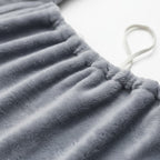 Gros plan sur le tissu en coton gris doux et pelucheux du tablier de transport pour chat Esprit Chat
