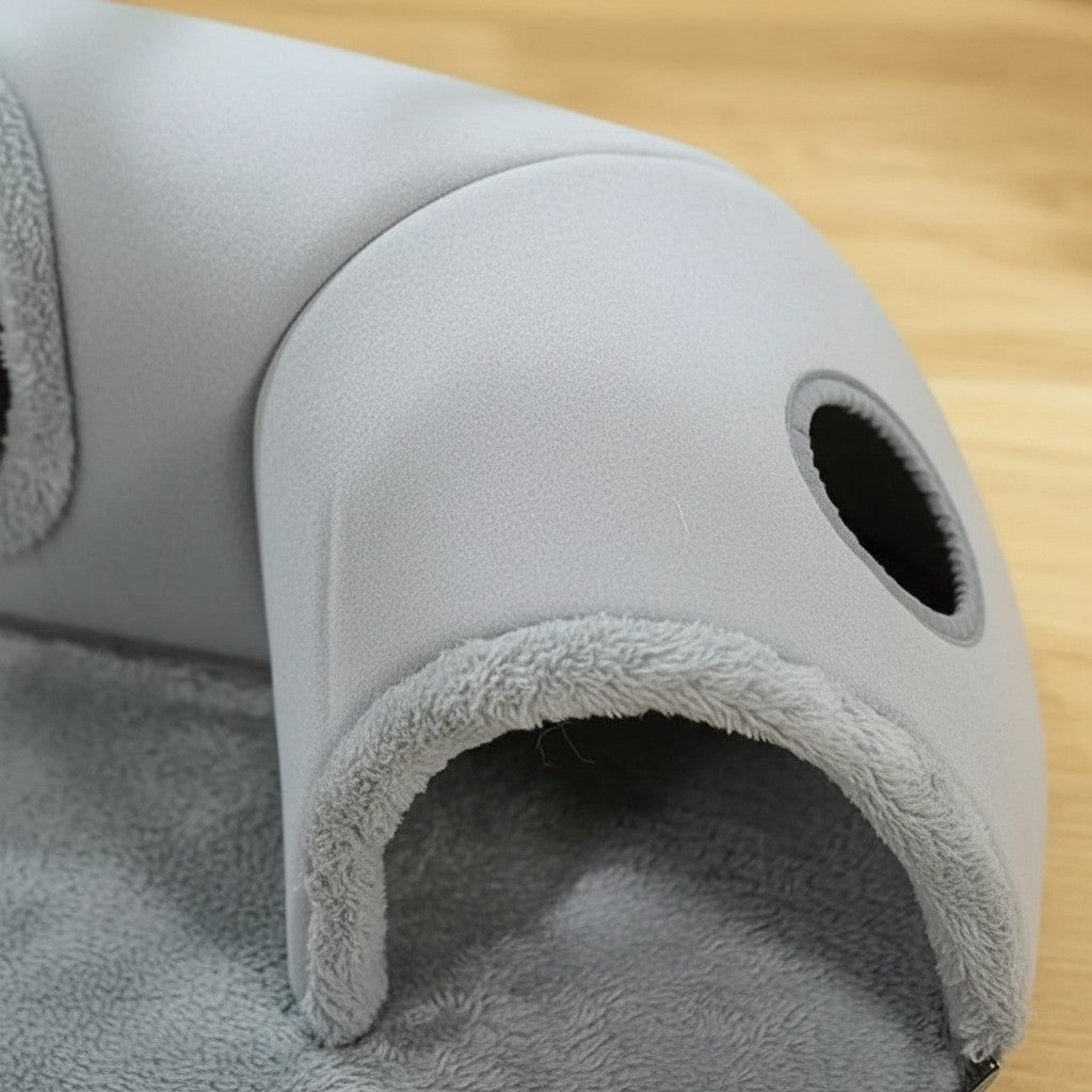 Tapis tunnel pour chat Esprit Chat en polaire corail grise, confortable et ludique avec ouvertures pour jouer.