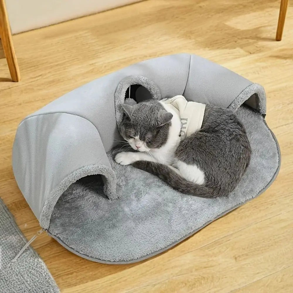 Tapis tunnel Esprit Chat gris en polaire douce avec un chat qui se repose confortablement à l'intérieur