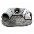 Tapis tunnel pour chat Esprit Chat en polaire corail grise avec zone de repos, tunnel et balle interactive.
