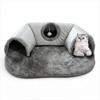 Tapis tunnel pour chat Esprit Chat en polaire corail grise avec zone de repos, tunnel et balle interactive.