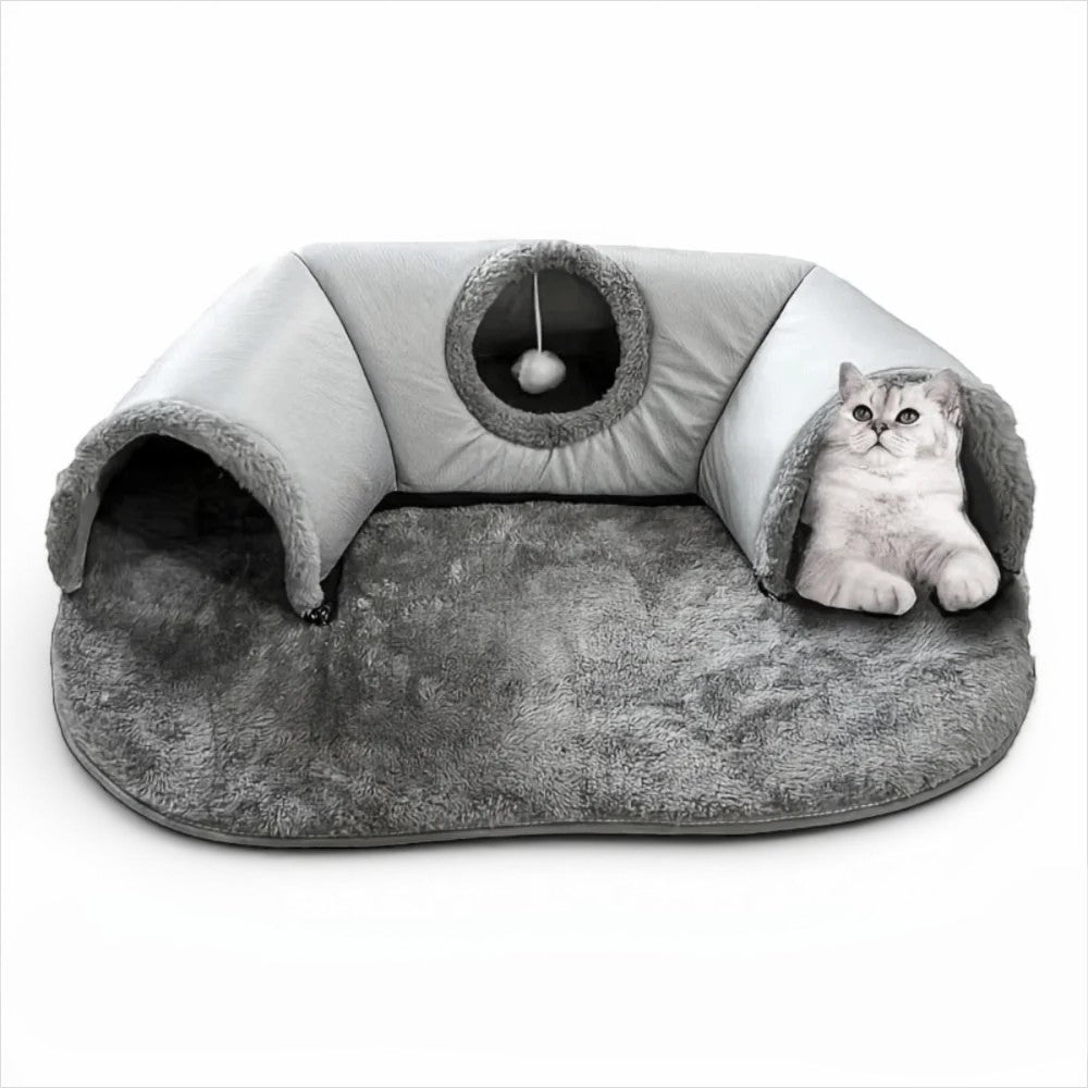 Tapis tunnel pour chat Esprit Chat en polaire corail grise avec zone de repos, tunnel et balle interactive.