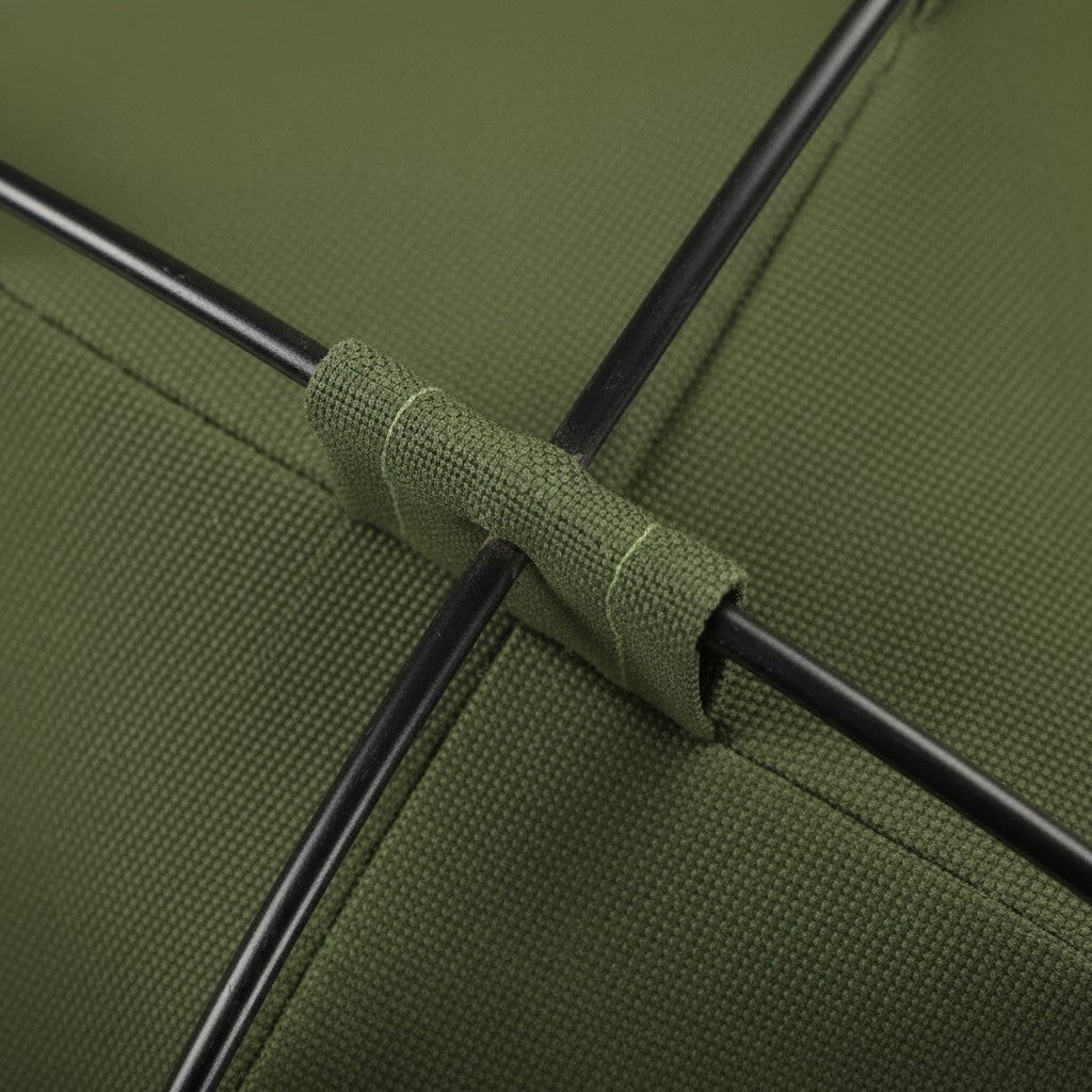 Détail de la structure en arceaux noirs sur une tente pour chat Esprit Chat en tissu PU vert olive respirant