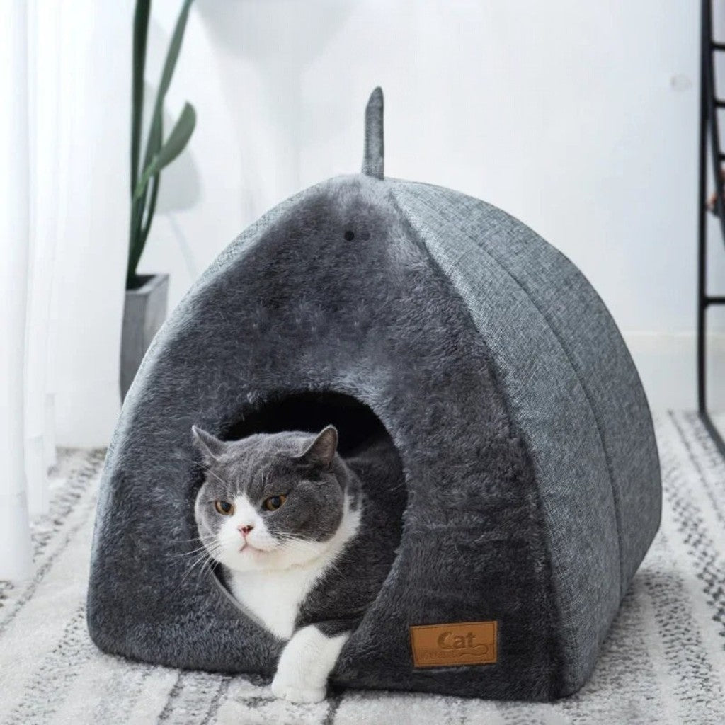 Tente pour chat Esprit Chat en velours gris confortable avec un chat British Shorthair à l'intérieur