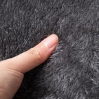Gros plan sur la texture douce et pelucheuse en velours gris de la tente pour chat Esprit Chat