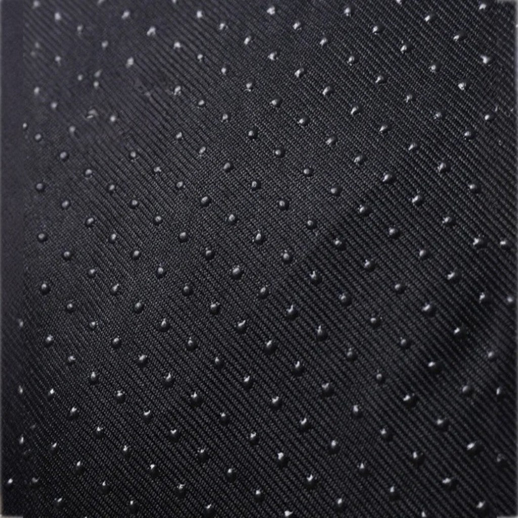 Gros plan sur le tissu noir antidérapant avec picots en silicone de la mini tente pour chat Esprit Chat