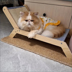 Chat persan portant une robe jaune allongé sur un transat en bois Esprit Chat avec un tissu à rayures bleues