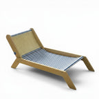 Transat pour chat Esprit Chat en bois avec toile rayée bleue et blanche et griffoir en sisal