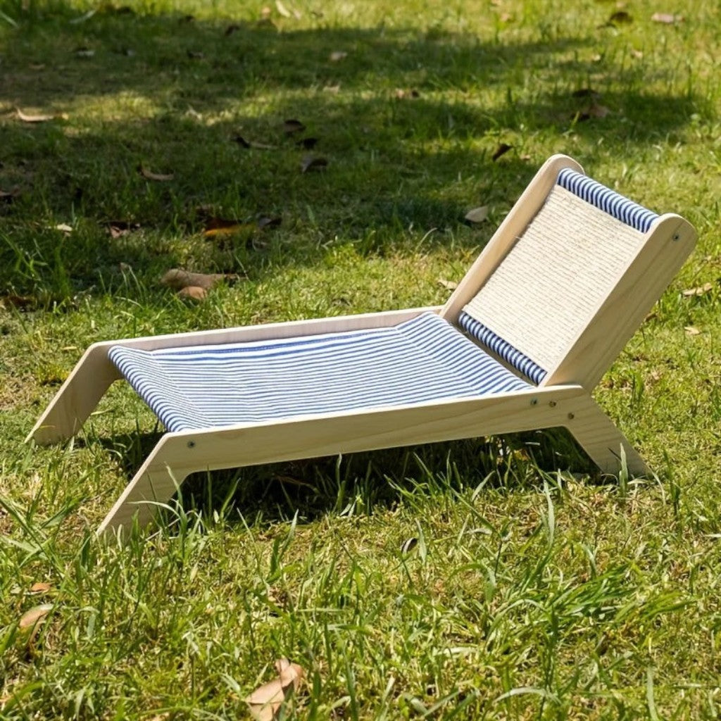 Transat pour chat Esprit Chat en bois avec tissu rayé bleu et blanc posé sur une pelouse verte