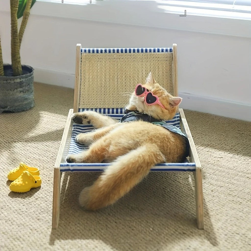 Chat roux portant des lunettes en forme de cœur se relaxant sur un transat en bois Esprit Chat à rayures bleues