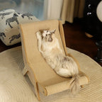 Chat Ragdoll allongé sur un transat griffoir en sisal Esprit Chat avec structure en bois clair dans un salon
