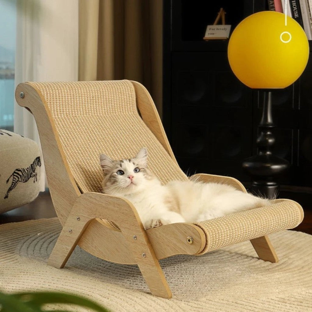 Transat griffoir pour chat Esprit Chat en bois clair avec surface en sisal, idéal pour le repos et les griffades.