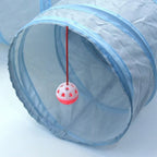 Tunnel à chat bleu en nylon de la marque Esprit Chat avec une balle de jeu suspendue pour stimuler l'activité.