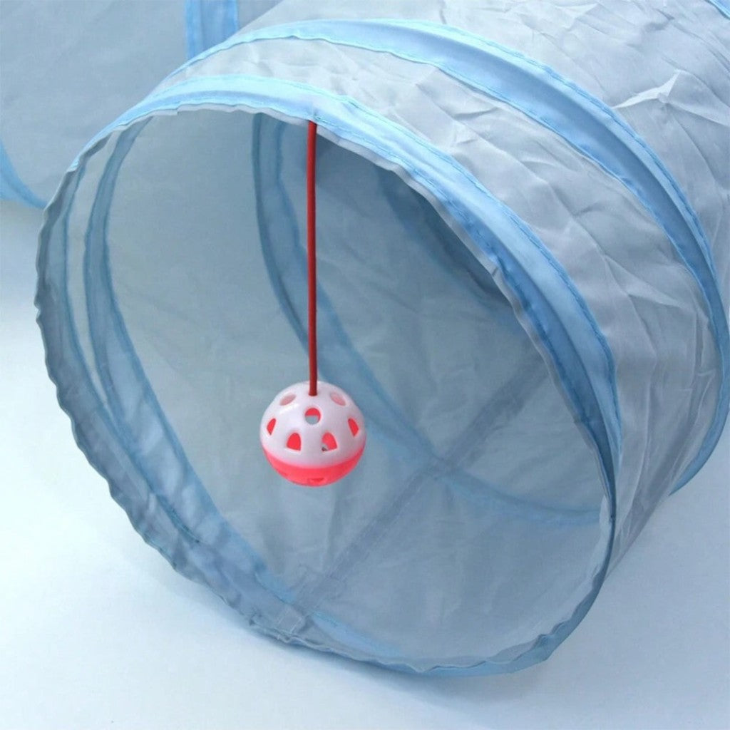 Tunnel à chat bleu en nylon de la marque Esprit Chat avec une balle de jeu suspendue pour stimuler l'activité.