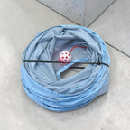 Tunnel à chat bleu pliable en nylon de Esprit Chat avec une balle de jeu suspendue pour divertir votre félin.