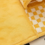 Tunnel pour chat Esprit Chat en laine jaune et blanc à motif damier, doux et confortable pour le repos et le jeu.