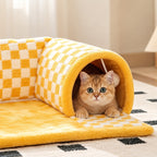 Tunnel pour chat 2 en 1 Esprit Chat en laine jaune et blanche à carreaux avec un chaton à l'intérieur