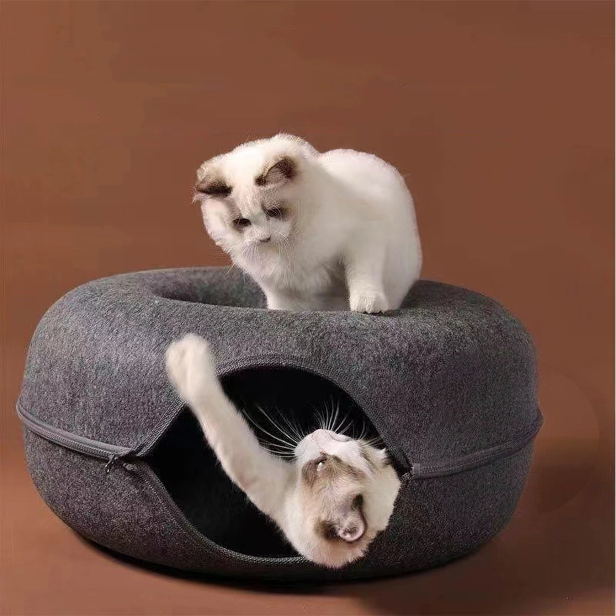 Tunnel pour chat Esprit Chat en feutre gris, forme ronde avec fermeture éclair, idéal pour le repos et le jeu.