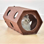Tunnel de jeu Esprit Chat en feutre marron de forme hexagonale avec des ouvertures pour un chat à l'intérieur