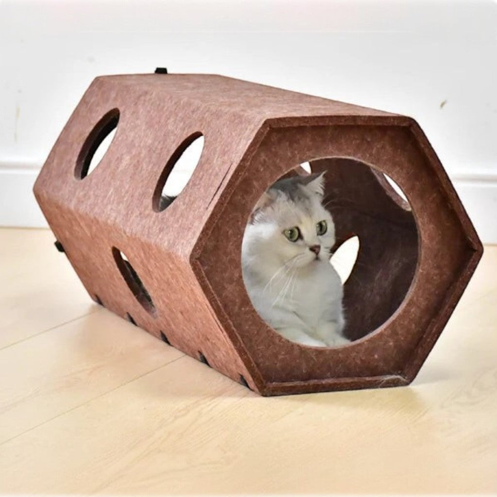 Tunnel de jeu Esprit Chat en feutre marron de forme hexagonale avec des ouvertures pour un chat à l'intérieur