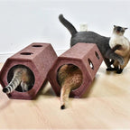 Tunnel de jeu Esprit Chat en feutre marron pour chats, avec des ouvertures hexagonales pour le repos et le jeu.