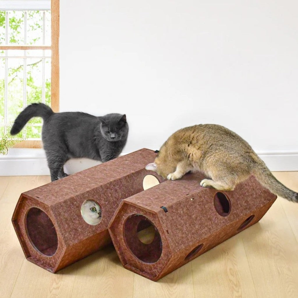 Tunnel de jeu Esprit Chat en feutre marron pour chats, avec des ouvertures circulaires pour le divertissement.