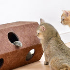 Tunnel de jeu Esprit Chat en feutre marron avec des ouvertures pour les pattes, deux chats jouant à l'intérieur