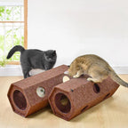 Tunnel de jeu Esprit Chat en feutre marron pour chats, avec ouvertures circulaires pour le repos et le divertissement.