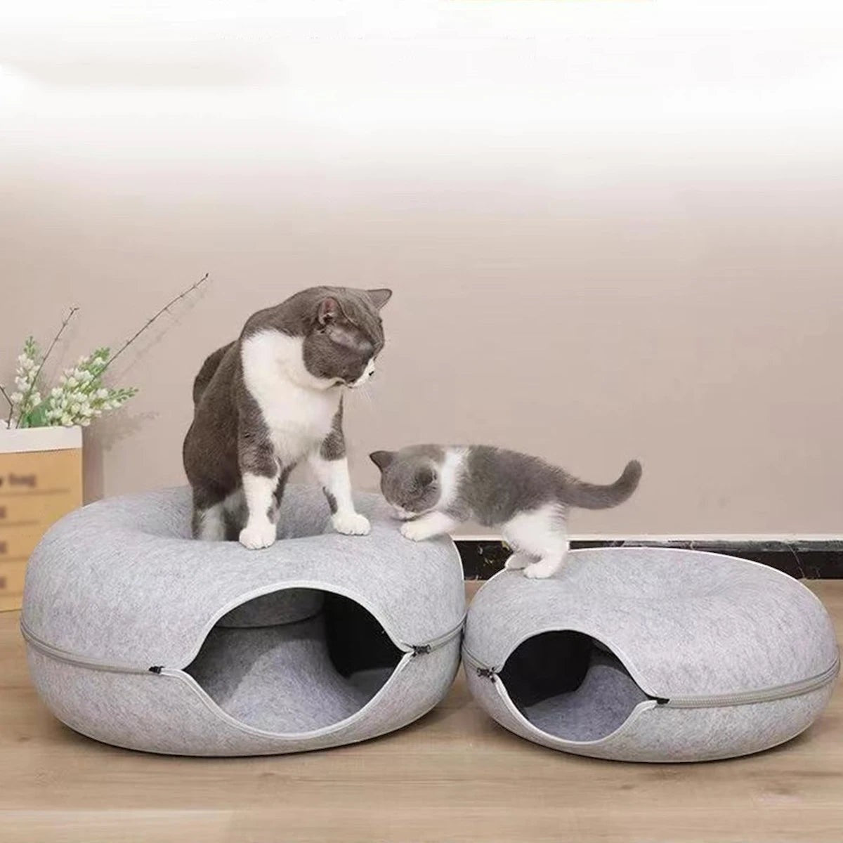 Tunnel de repos Esprit Chat gris en feutre pour chats, design en forme de donut avec fermeture éclair
