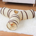 Tunnel de jeu pliable Esprit Chat en polyester beige et marron avec trois entrées et un pompon suspendu pour chat.