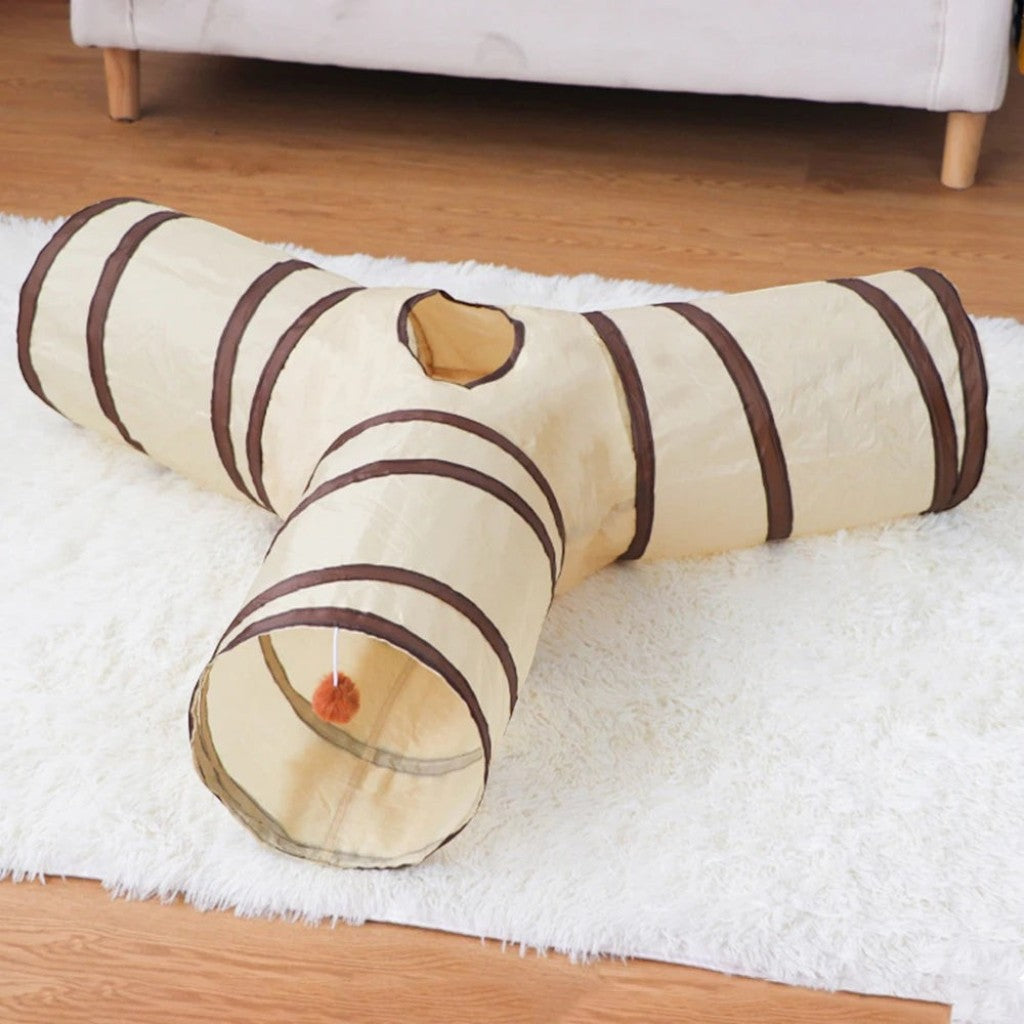Tunnel de jeu pliable Esprit Chat en polyester beige et marron avec trois entrées et un pompon suspendu pour chat.