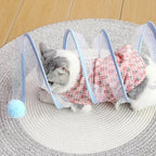 Tunnel de jeu pliable Esprit Chat en nylon bleu avec pompon, utilisé par un chat portant un vêtement à carreaux