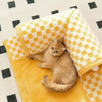Tunnel pour chat 2 en 1 Esprit Chat en laine jaune et blanc à motif damier, servant de lit douillet et de jouet.