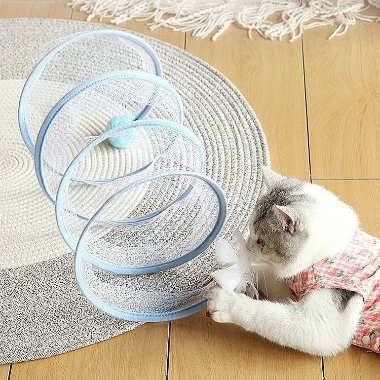 Chat jouant avec un tunnel pliable Esprit Chat en nylon bleu et blanc avec plumes, idéal pour chatons et lapins.