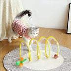 Chat portant un vêtement à carreaux jouant avec un tunnel pliable Esprit Chat en nylon jaune et blanc avec plumes