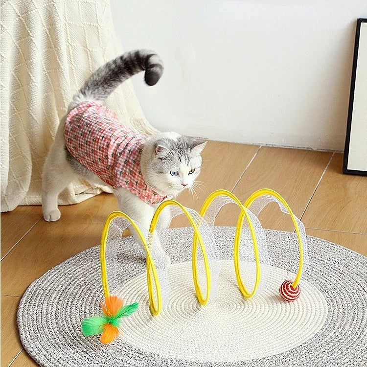 Chat portant un vêtement à carreaux jouant avec un tunnel pliable Esprit Chat en nylon jaune et blanc avec plumes