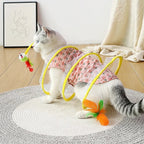 Chat jouant avec un tunnel pliable Esprit Chat en nylon avec plumes et jouets suspendus sur un tapis clair