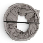 Tunnel pour chat pliable Esprit Chat en suédine grise, compact et facile à ranger avec sa sangle élastique.